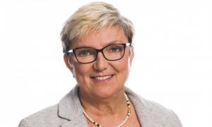 Eine Frau mit Brille