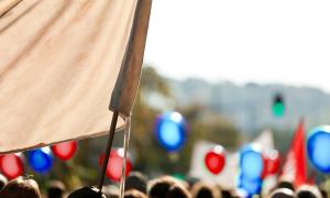 Demonstration mit Fahne