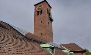 Eine Solaranlage auf einem Kirchendach